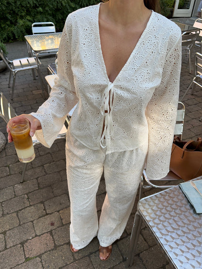 Mathilde Ravn pants with big embroidery - white