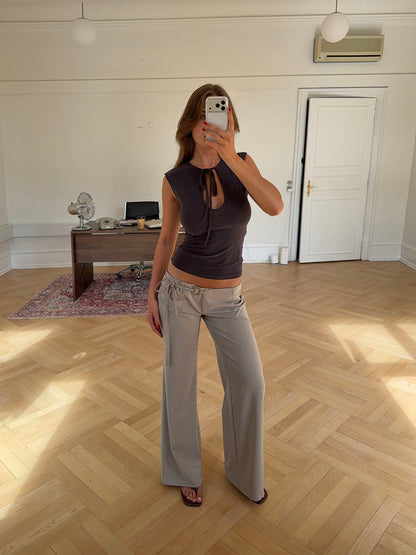 Vinna suit trousers with metal ring detail – Beige